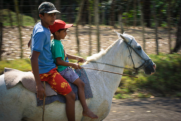 Niños a caballo